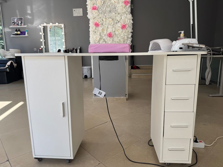 Бюро за маникюр с вграден прахоуловител