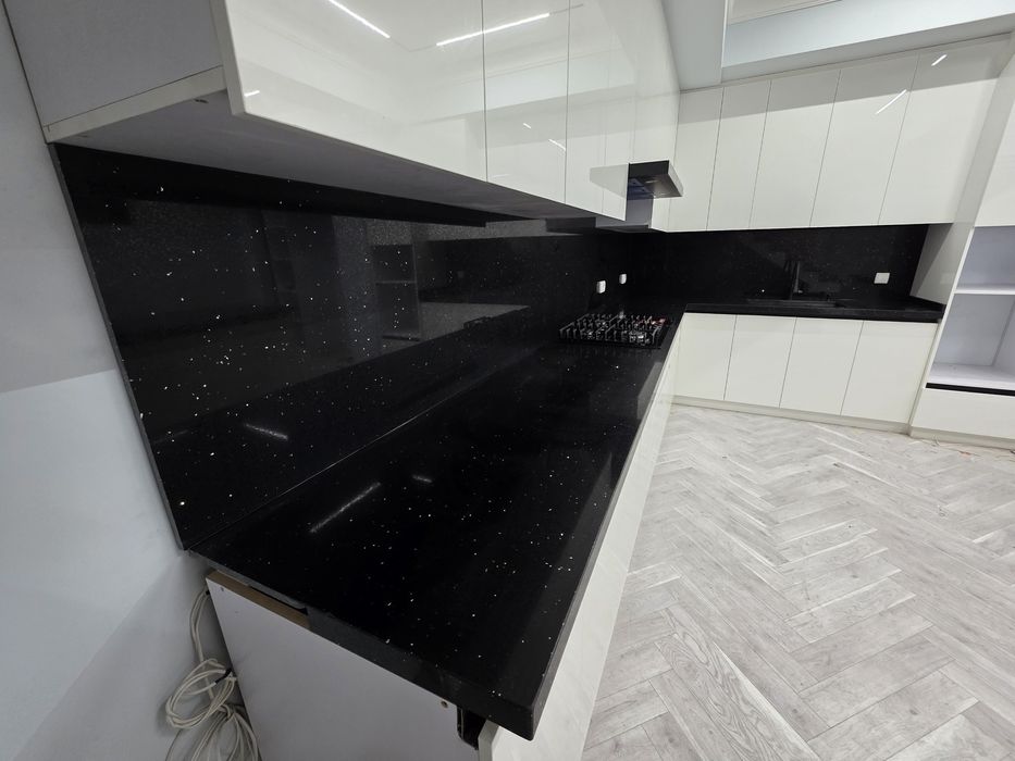 Столешницы и кварцевый и акриловый камен