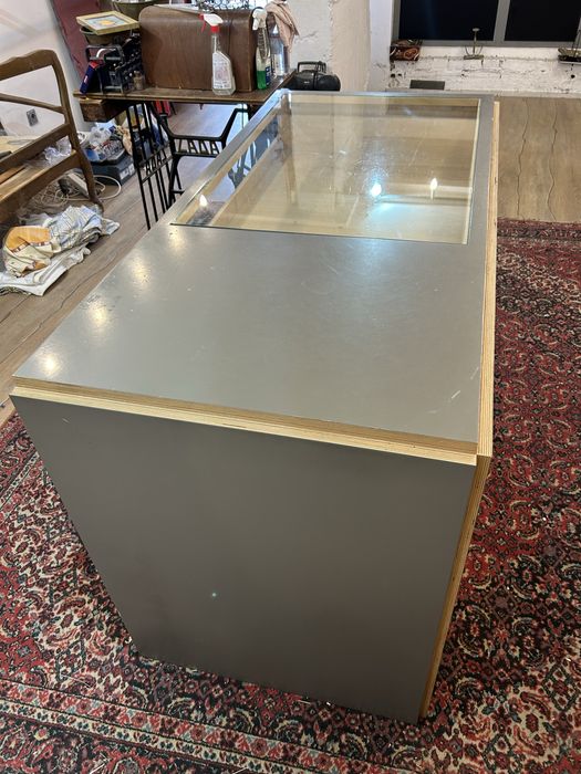 Продавам търговски тезгях/бюро за магазин