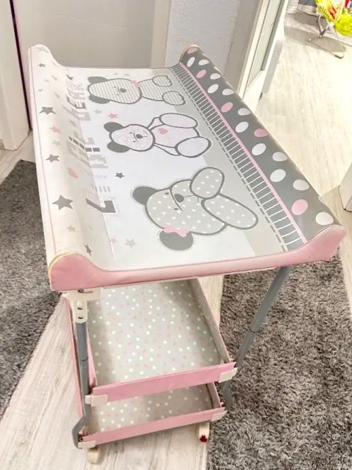 Станция за къпане и повиване. Корито с повивалник