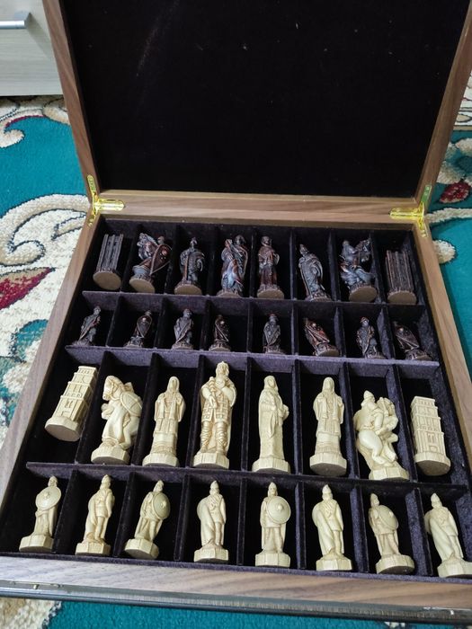 Продам шахматы дорогие в футляре.Фигуры из слоновой кости.