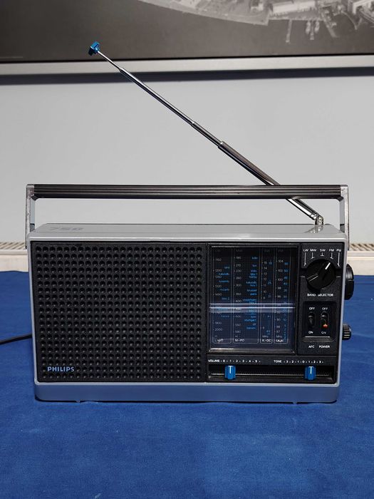 PHILIPS 750 radio vintage portabil, cu 4 benzi de undă.