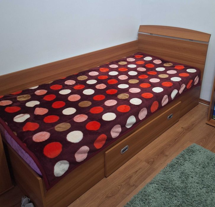 Vând pat single cu saltea 90x200 cm, stare foarte bună.