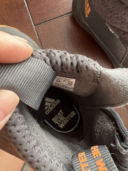 Ghetute adidas imeprmeabile in stare perfecta