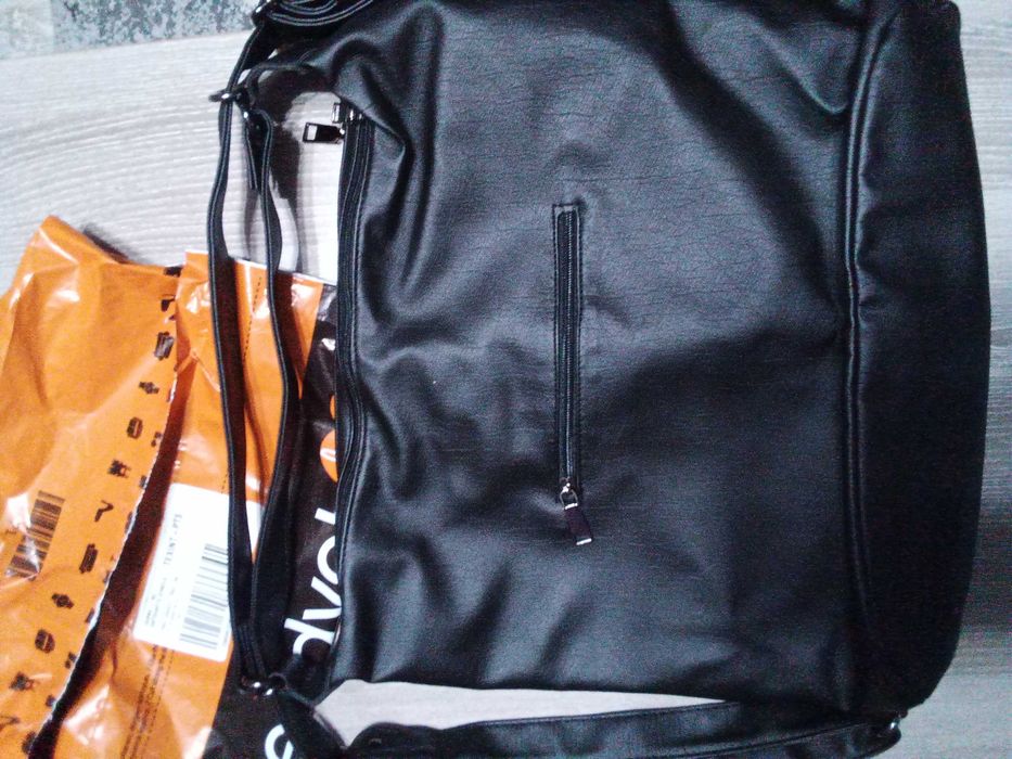 Дамска чанта и раничка в едно