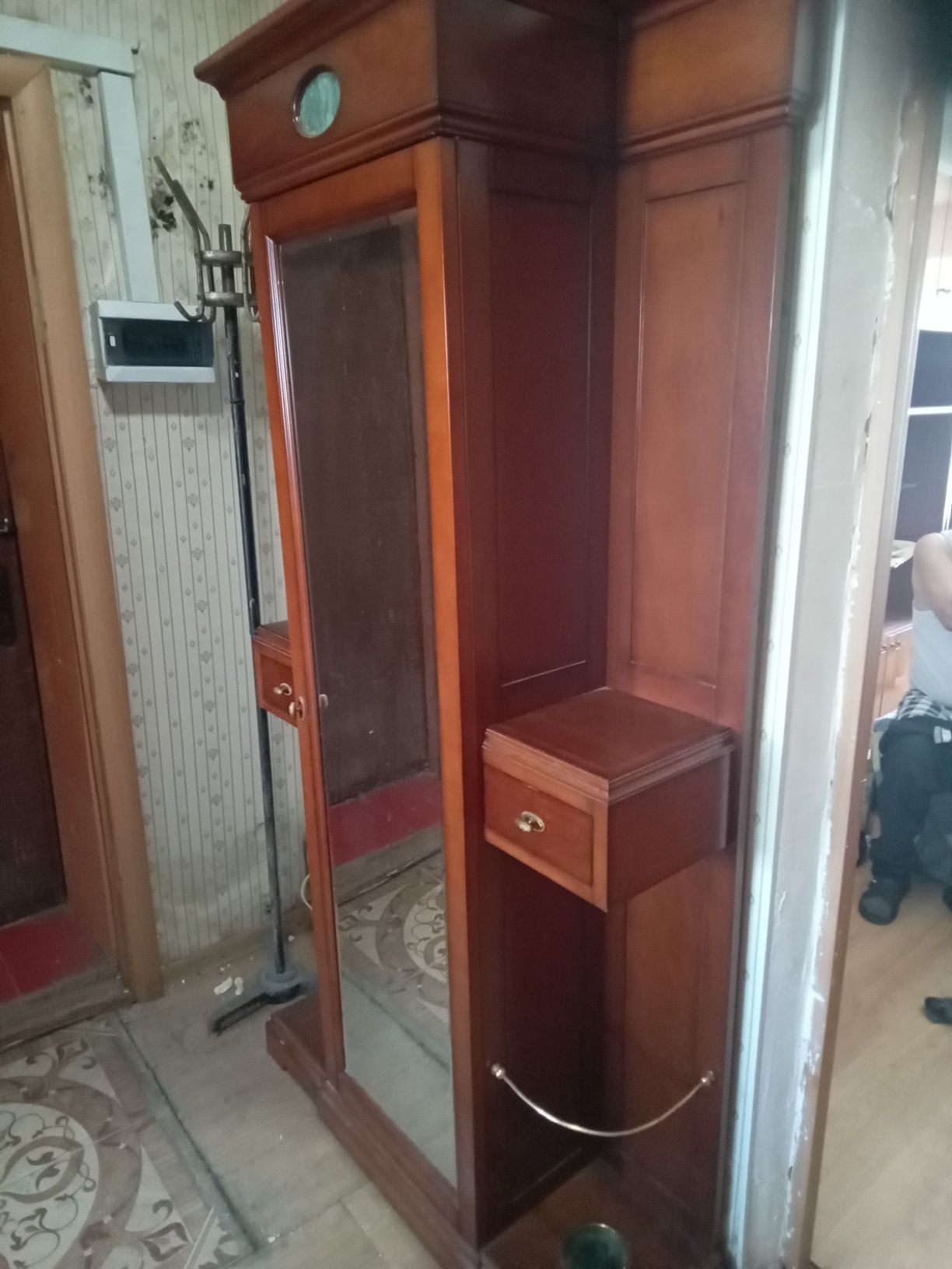 Пролам прихожую красное дерево