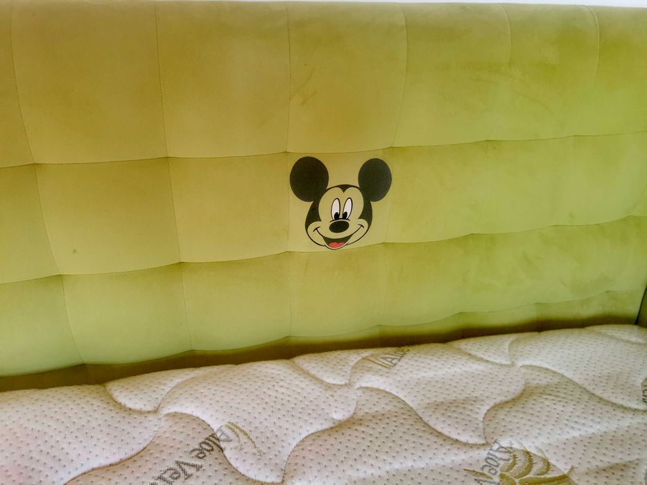 Vând pat tapițat cu doua tablii, catifea, imprimat cu Minnie si Mickey