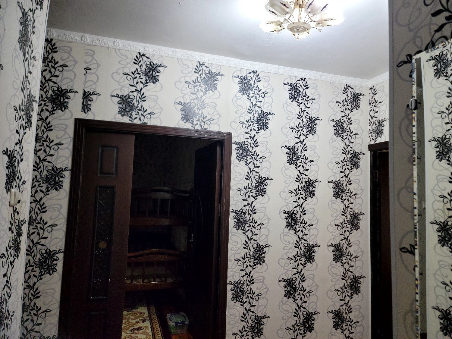 Юнусобод 12 кварталда квартира сотилади, 2 хонали, 3 хона қилинган.