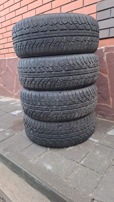 Шины шипованные в хорошем состоянии