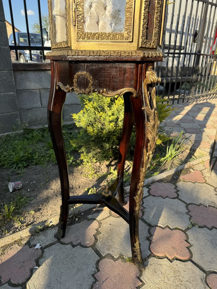 Vitrină din bronz masiv pe suport din lemn, pentru expunere