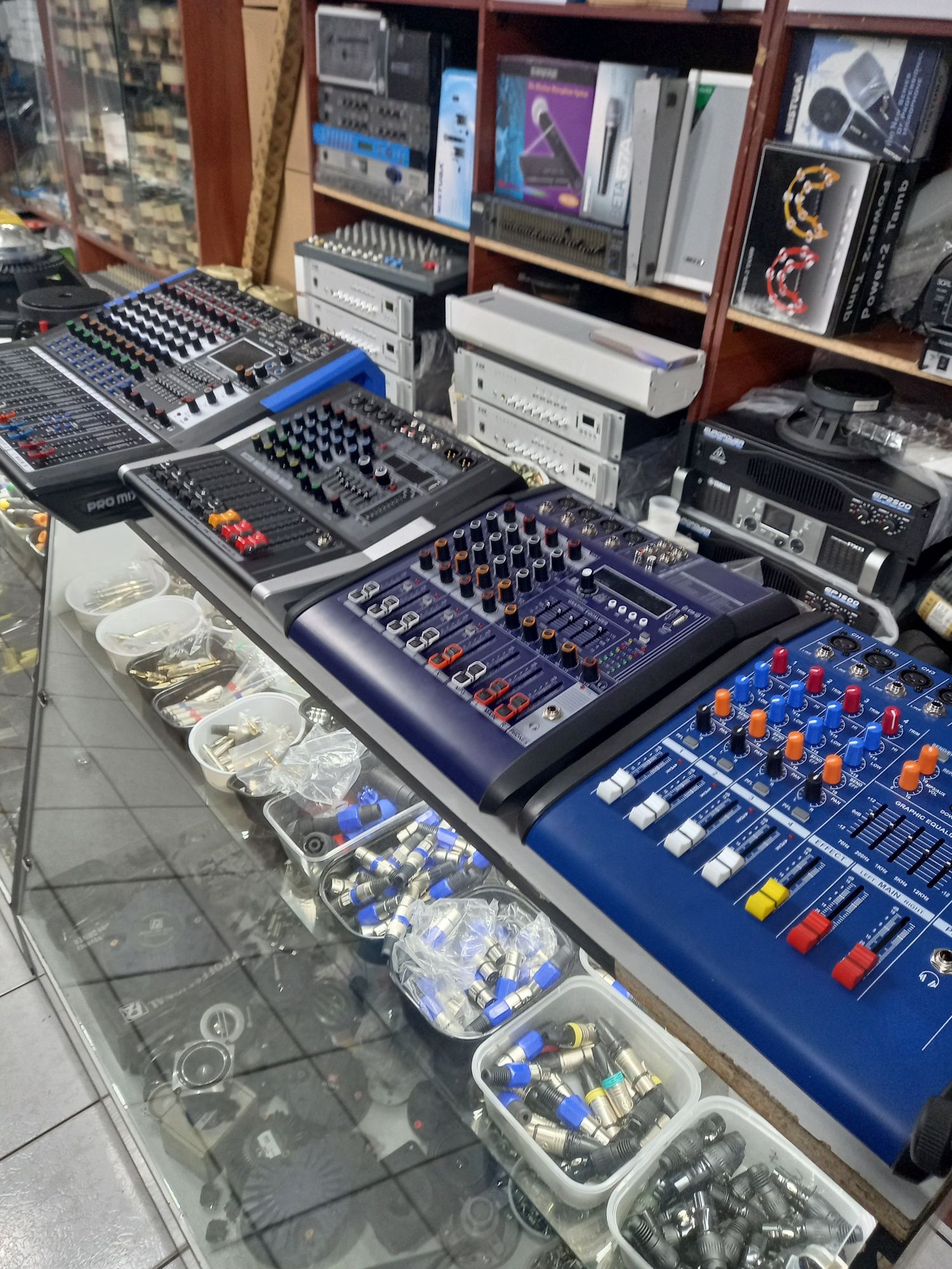 Микрофоны проводные головные радио и кабеля и разьемы.