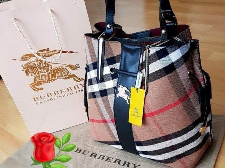 Set dama(geanta +esar) new model, import Italia, saculet, etichetă