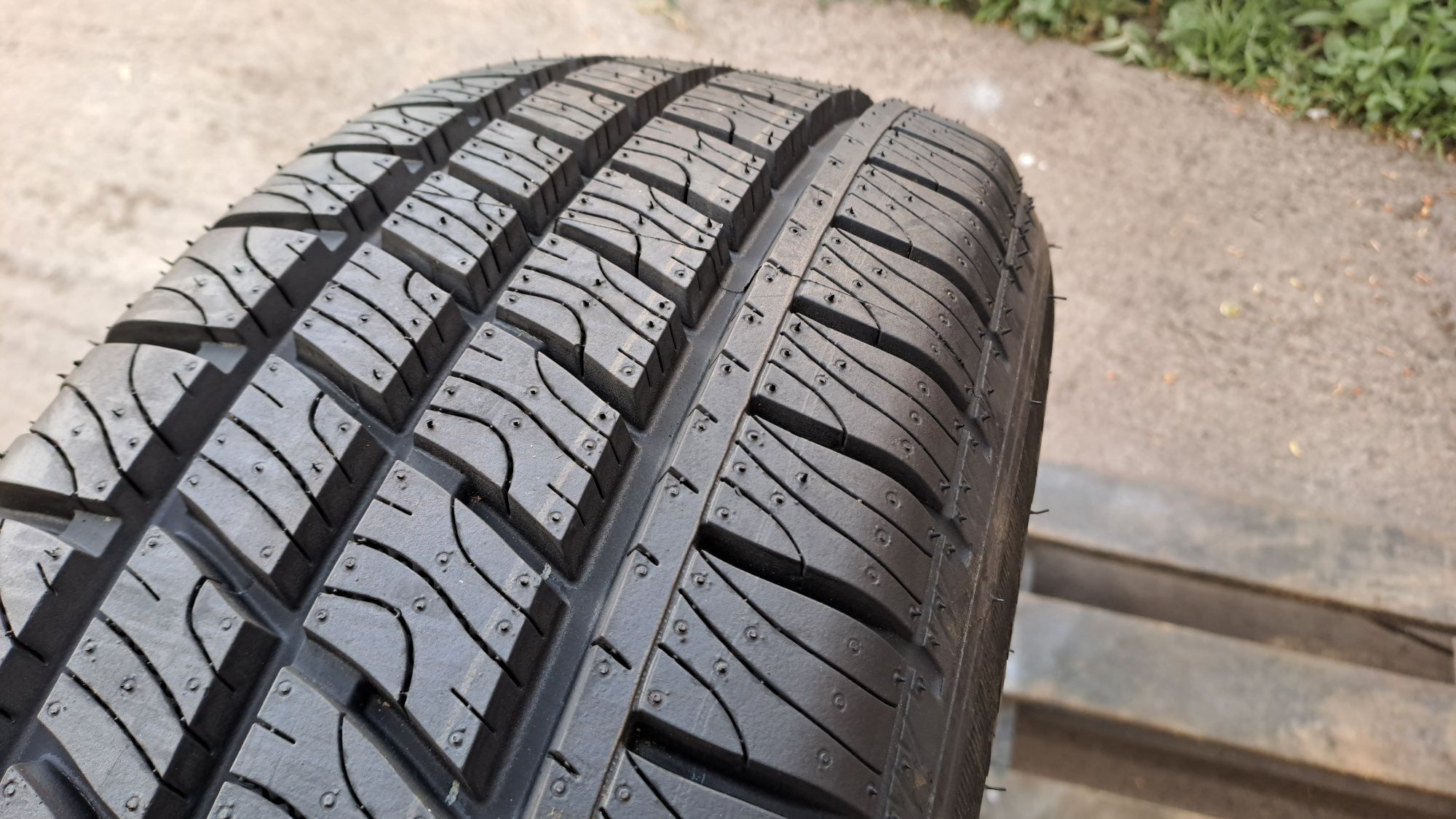 1бр. 205/65/16C Goodyear Cargo Vector 2, Бусова