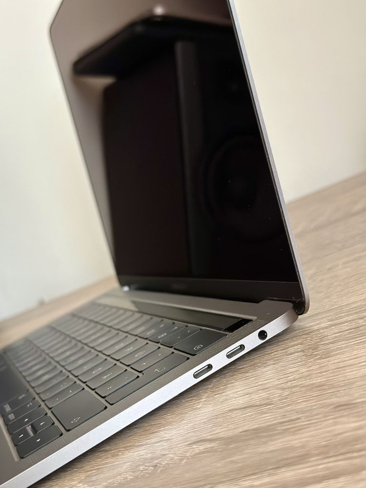 MacBook Pro 13” (2017) Touchbar /  4 thunderbolt – i5 / 16GB / 1TB SSD