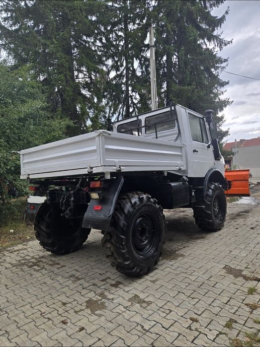 Mercedes-Benz unimog  cu lama de zapada