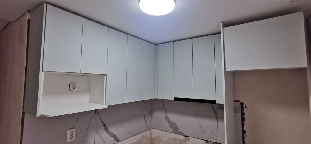 Продам кухню столешница и шкафы