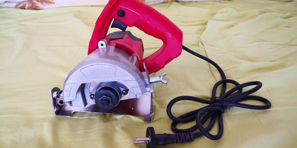 Ръчен циркуляр CM4300