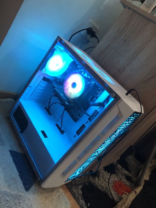 Vand pc gaming cu monitor inclus