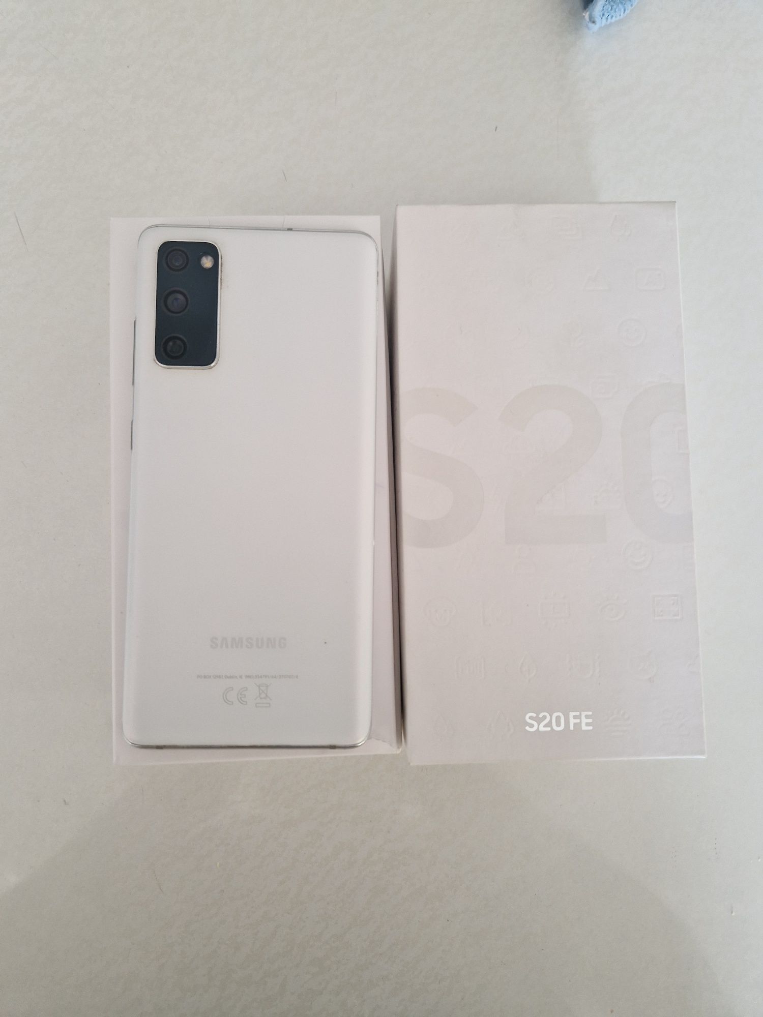 Samsung S20FE Бял много запазен