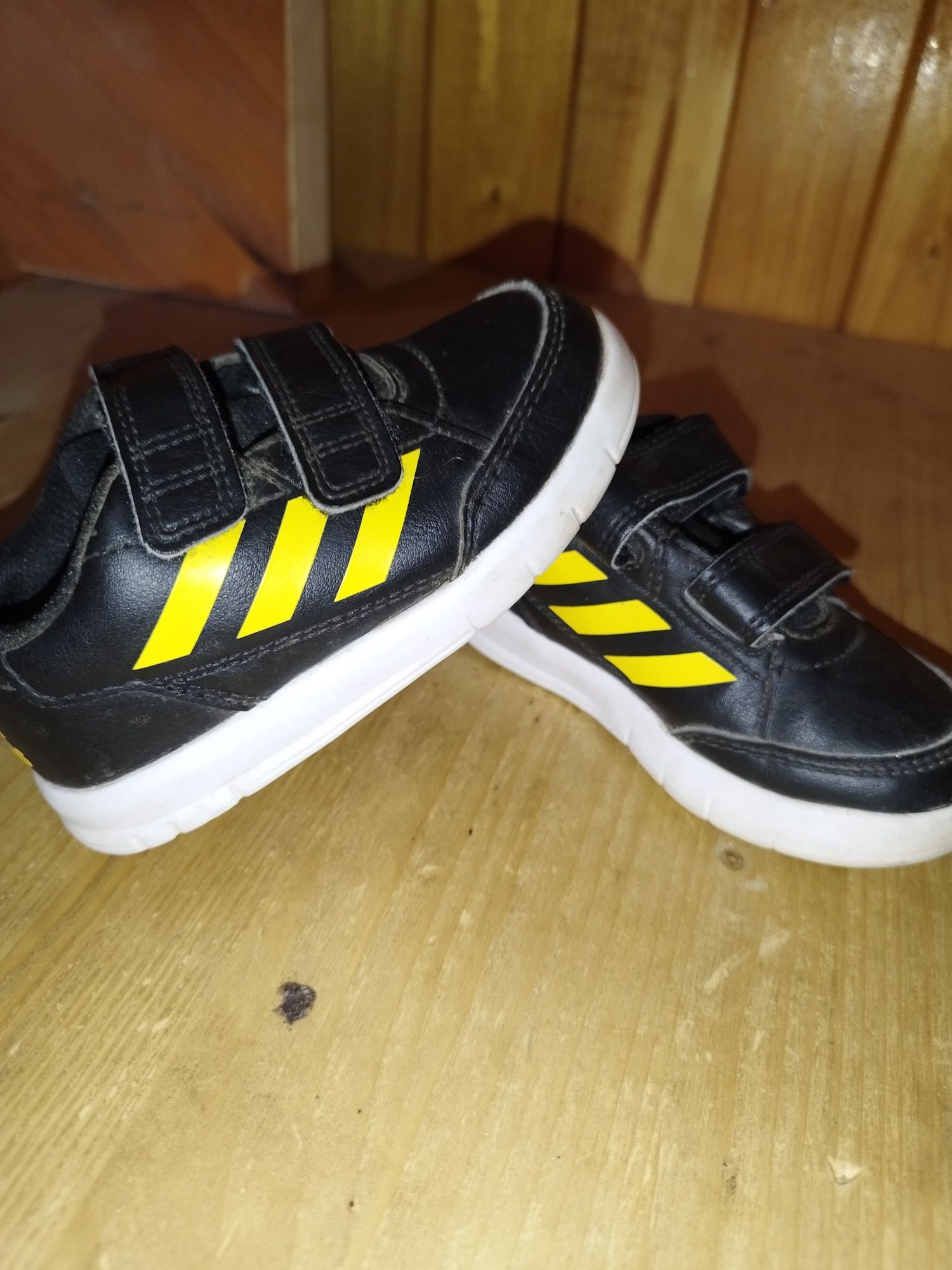 Adidași Adidas negru cu galben Nr 22
