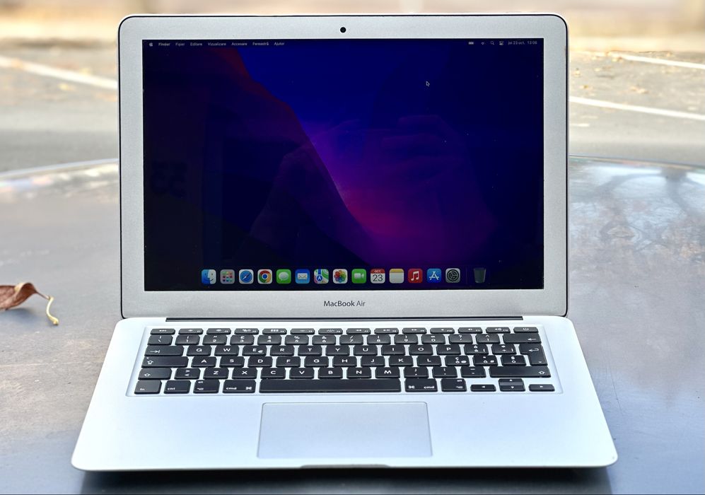 Macbook Air 13 inch, 2015, i5, 4GB RAM + 128GB SSD
