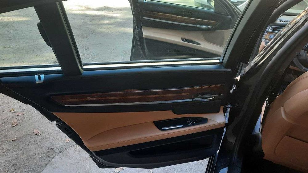 BMW 740d Comfort завод 21 август 2013 йил. Ўзбекистонда юрмаган.