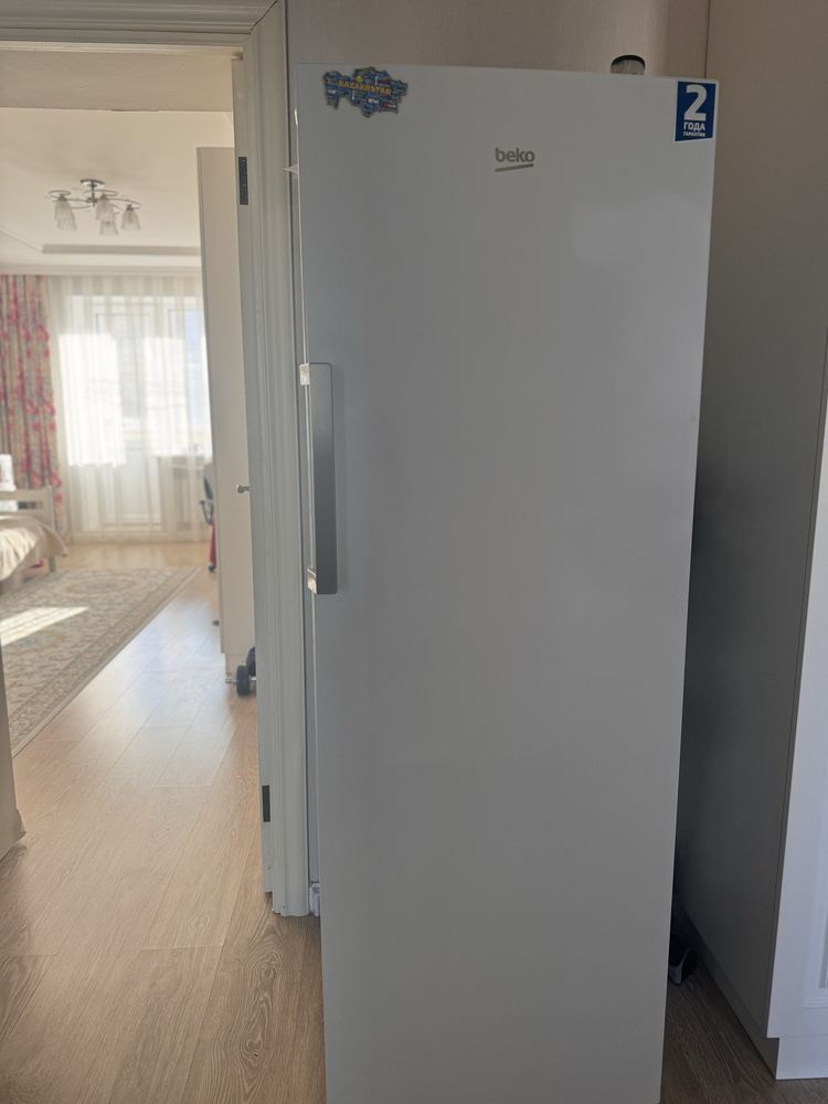 Морозильник вертикальный Beko