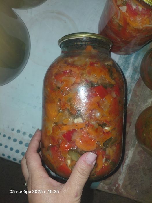 Домашние салаты и огурцы