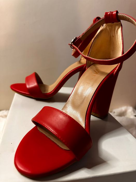 Червени стилни токчета