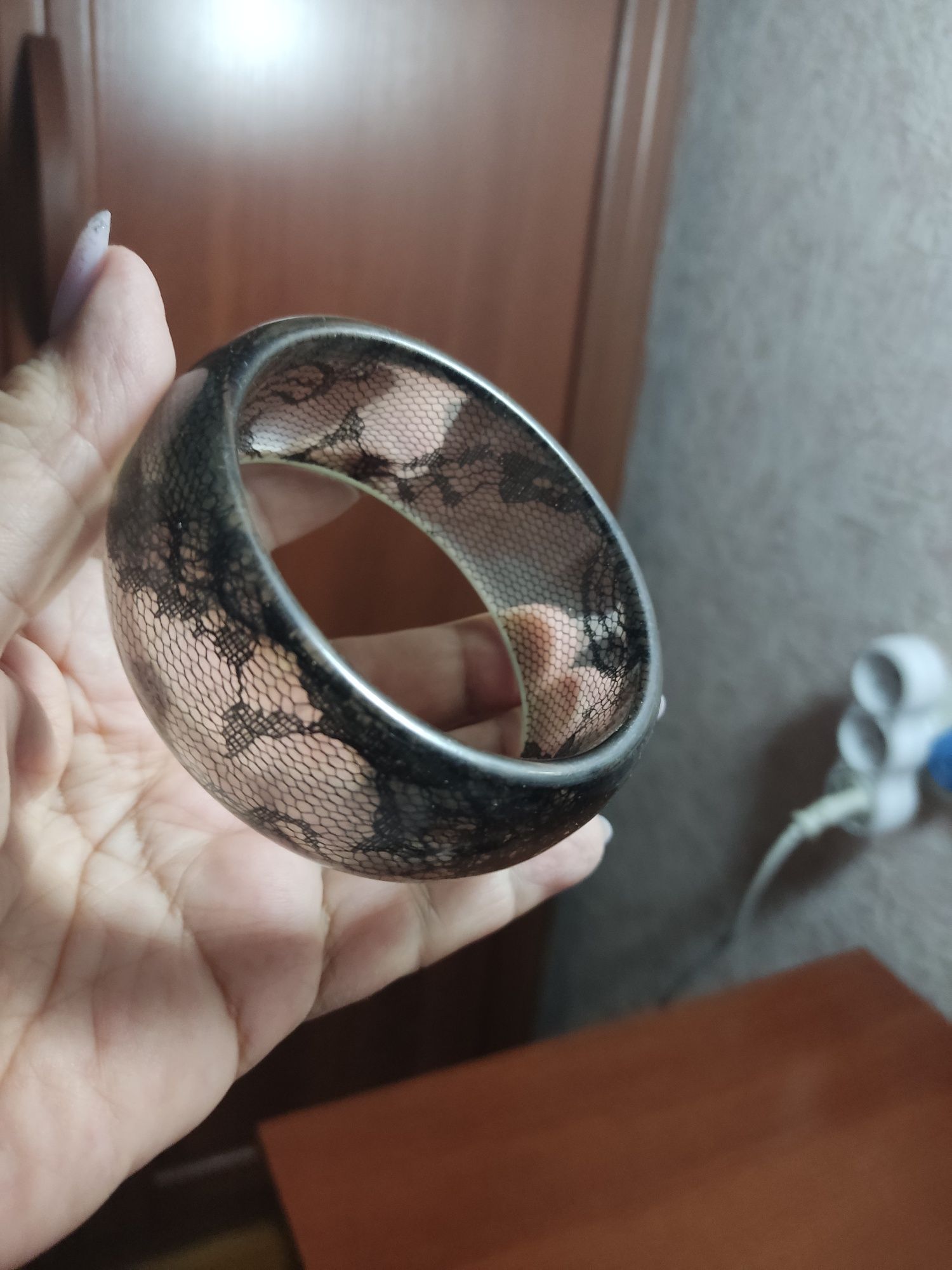 Браслет на руку пластиковый