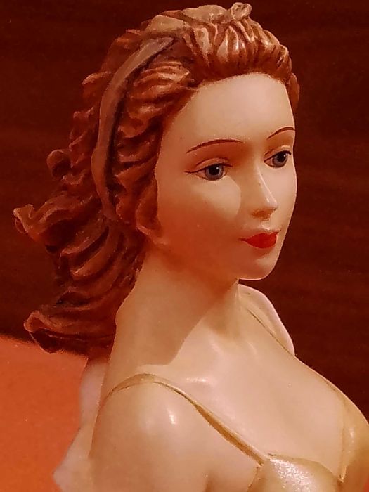 Фигура "Дамата върху възглавница"