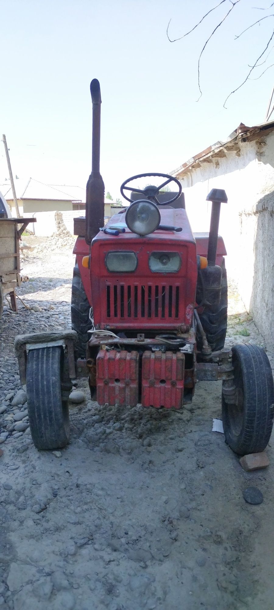 Mini traktor 2 porshinlik holati yaxshi yurib turgan traktor