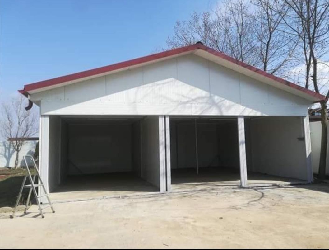 Garajul pe structură metalică cu pereții din panouri