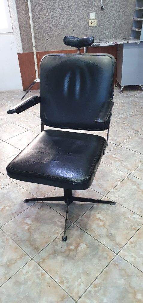 Продаётся парикмахерское кресло