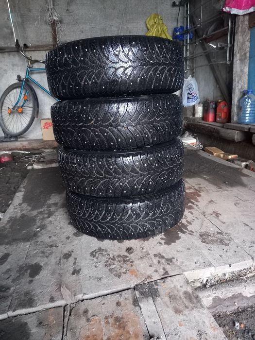 Продам недорого зимнию резину.