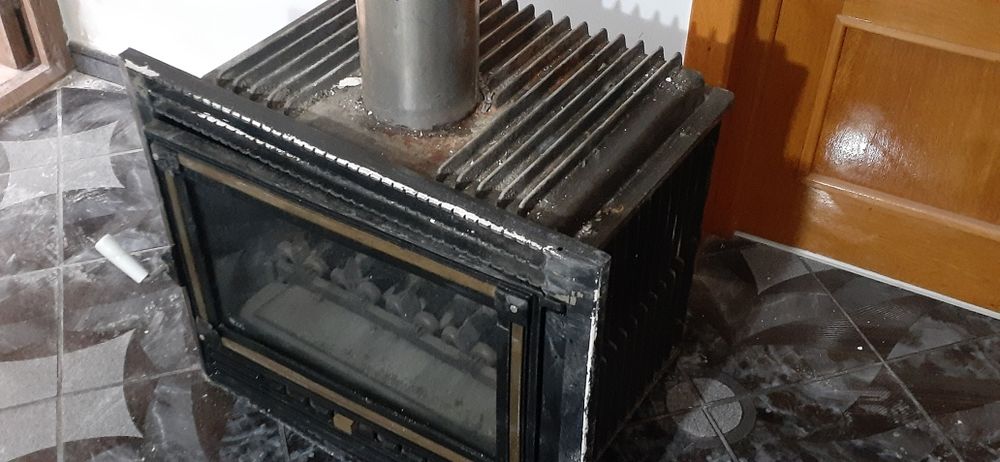 Vand semineu de fonta pe lemne