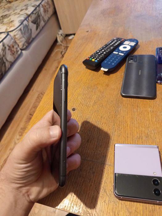 iPhone        11