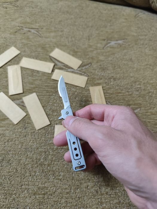 Box cutter din titan cu bisturiu (10 lame)