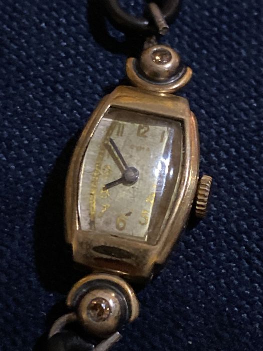 Швейцарски часовник CYMA с естествени диаманти