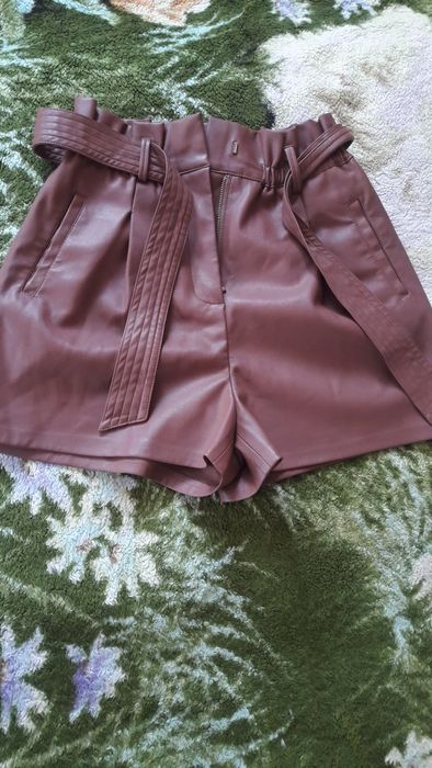 Продам 2 пары  шорт в отличном состоянии.