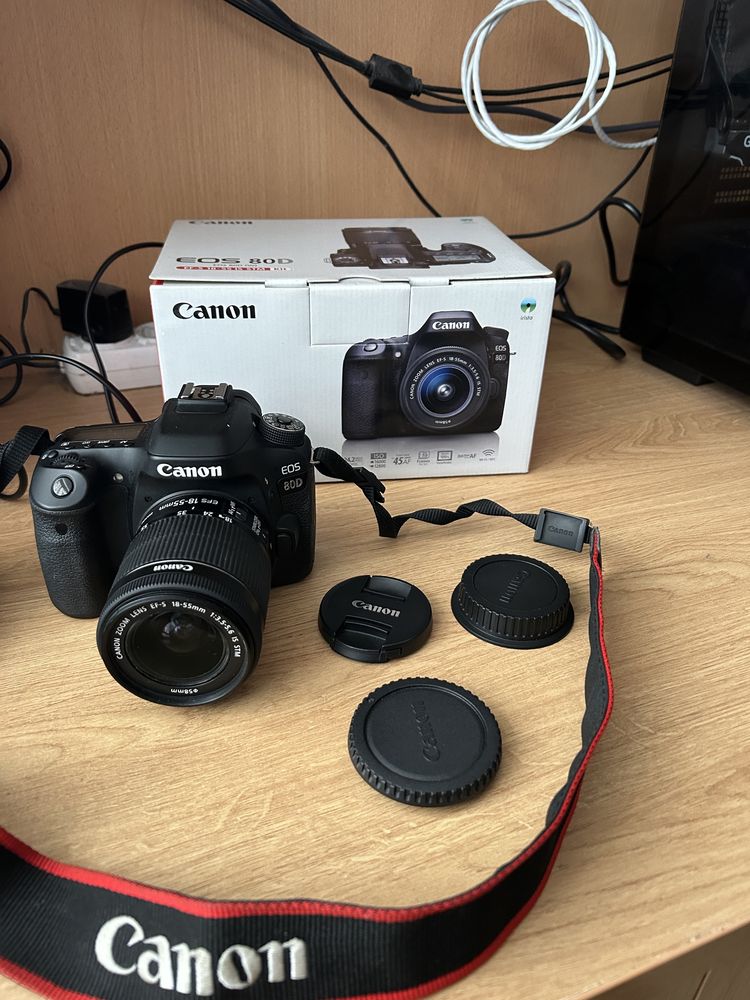Canon EOS 80d с обектив EF-S 18-55mm