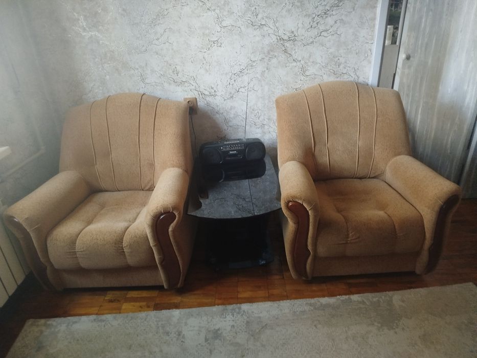 Продам кресла и столик