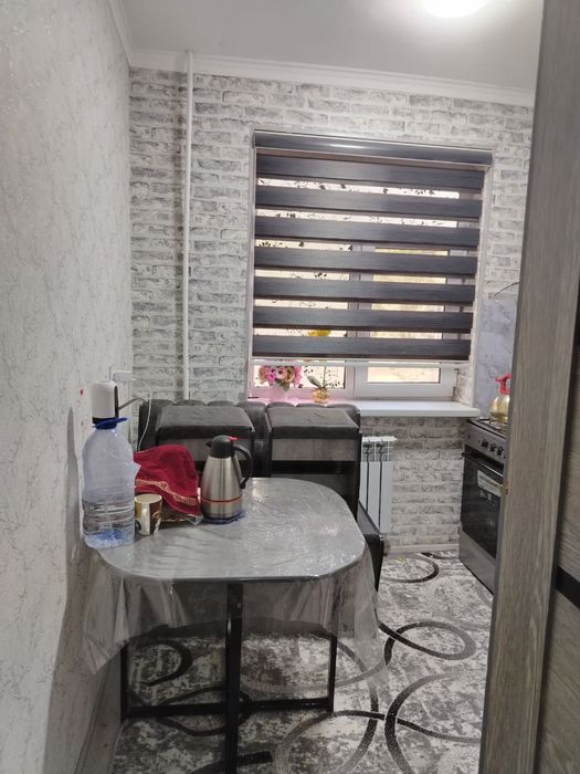 Продаётся 1 ком кв в чирчике 4 мкн 1 этаж не далеко от дороги