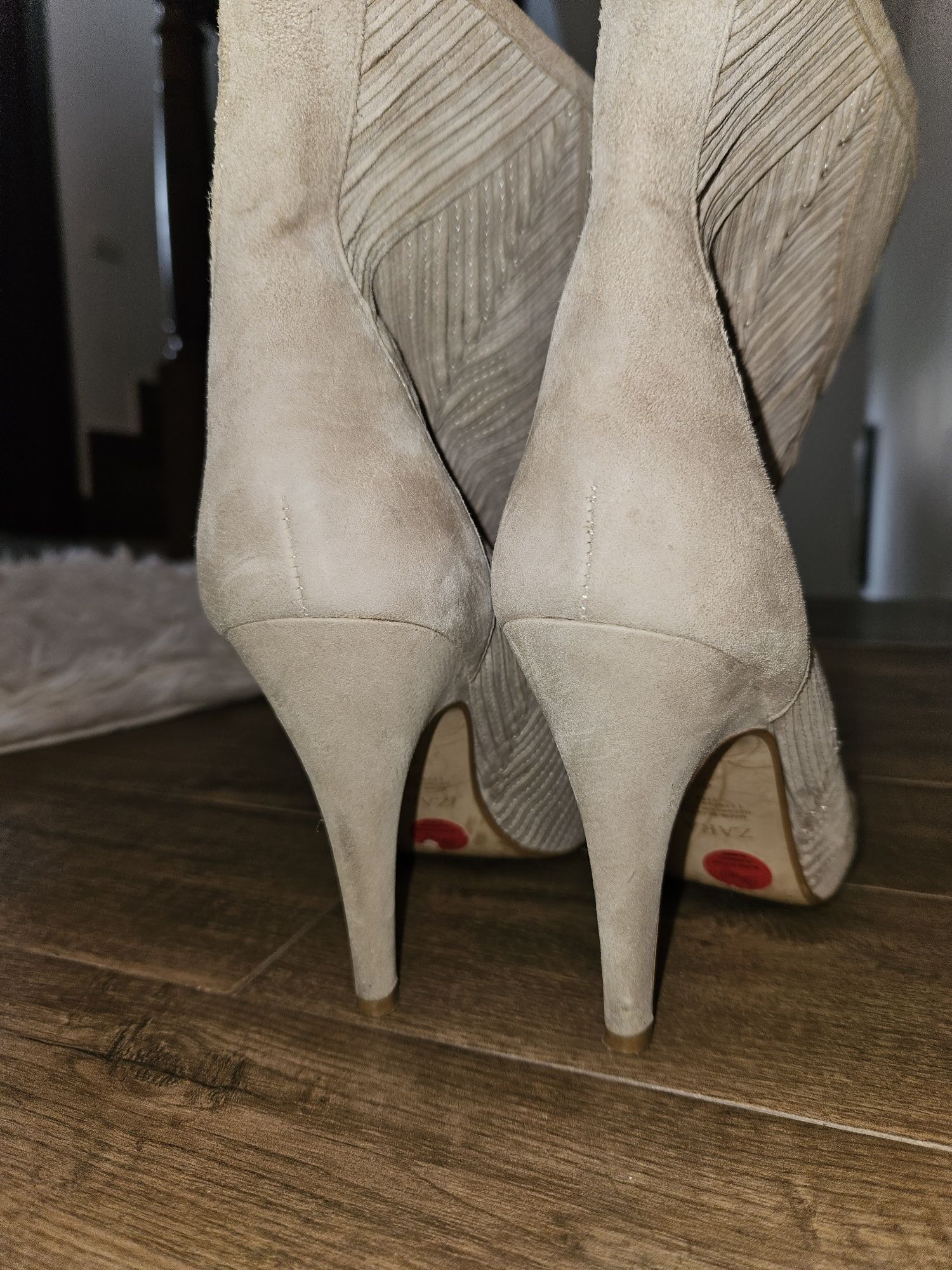 Botine Zara 40, piele originala intoarsa. Model lucrat deosebit.