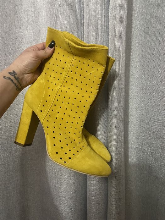 Cizme lungi ,gri,piele intoarsa naturala ,perforate ,ca noi