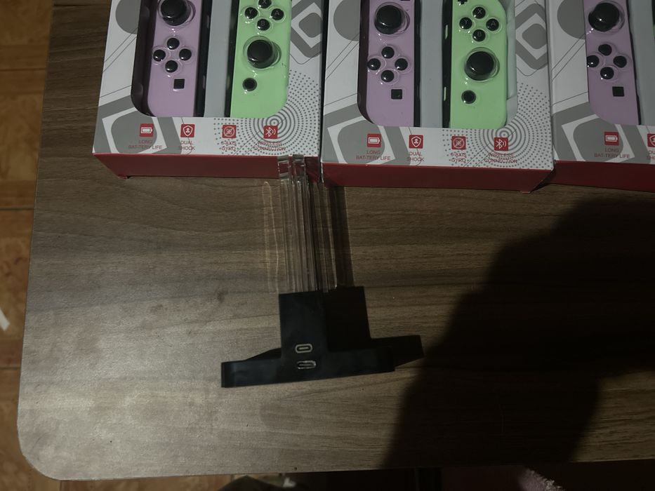 Nintendo joycons cu tot cu statie de incarcare pentru 4 joycons