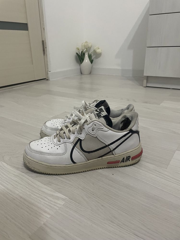 Vand Adidasi Nike Air Force 1