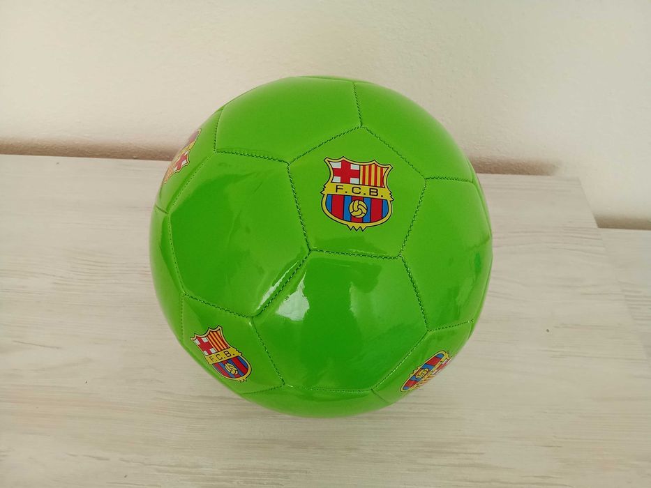Кожена футболна топка с лого на Барселона !!!