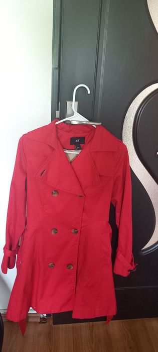 Vând  trenci mărimea 34 rosu.