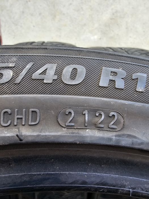 Vând patru anvelope de iarna kumho 225 40 19 / 245 35 19 dot 2322